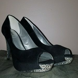 Black peep-toe pumps